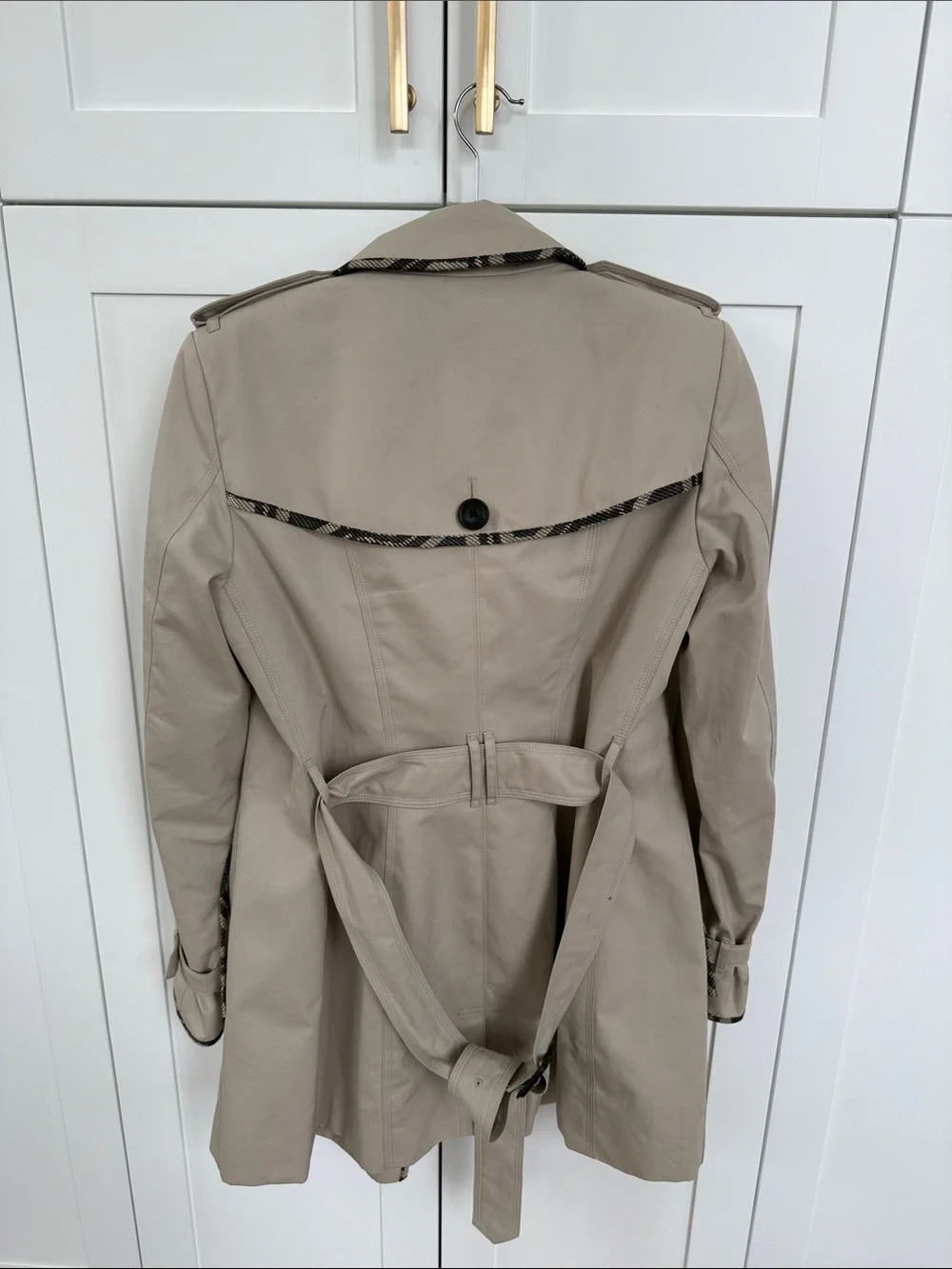 Burberry Classic Beige Trench Coat with Plaid Trim - Picture 3 of 4